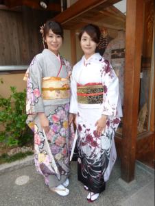 リピーターのゆみこさんとあさこさんはお振袖で結婚式に参列されました。