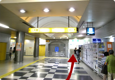 京阪祇園四条駅の南出口改札から⑥番出口へ
