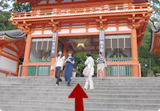 八坂神社の西門に入ります